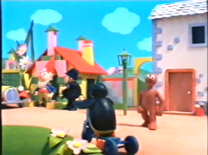 Noddy drives through Toyland 1.png